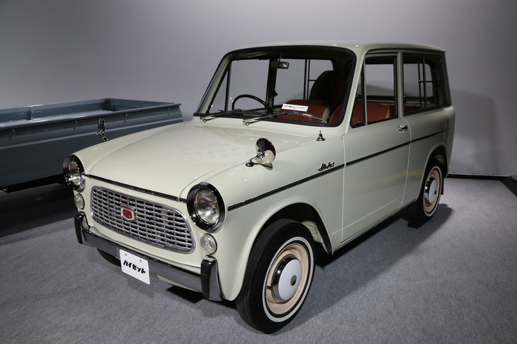 「東京オートサロン2022」のダイハツブースに展示された「ハイゼット バン デラックス」。1963年11月にマイナーチェンジを受けた初代ハイゼットのバンである。