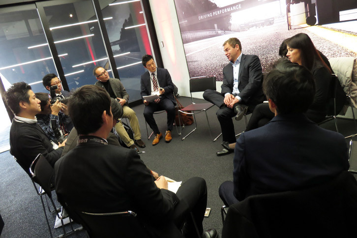 ラウンドテーブル形式で行われた、トビアス・ムアース氏へのインタビューの様子。