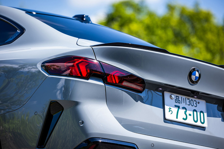 リアエンドはよりシャープな造形にアップデートされた。トランクリッドとリアフェンダーパネルのデザインが新しくなっており、目じりが上がったLEDリアコンビランプも印象的だ。