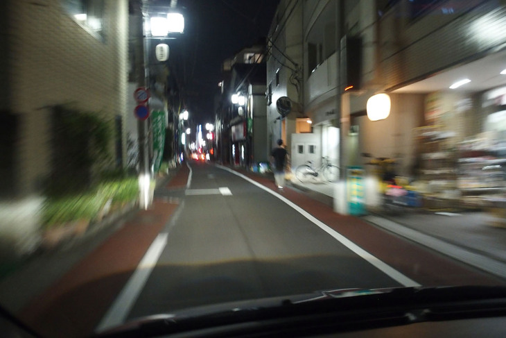 東京・杉並の住宅街を行く「アバルト695トリビュート131ラリー」。過激な見た目とは異なり、回さなければエキゾーストノートは割と静かである。