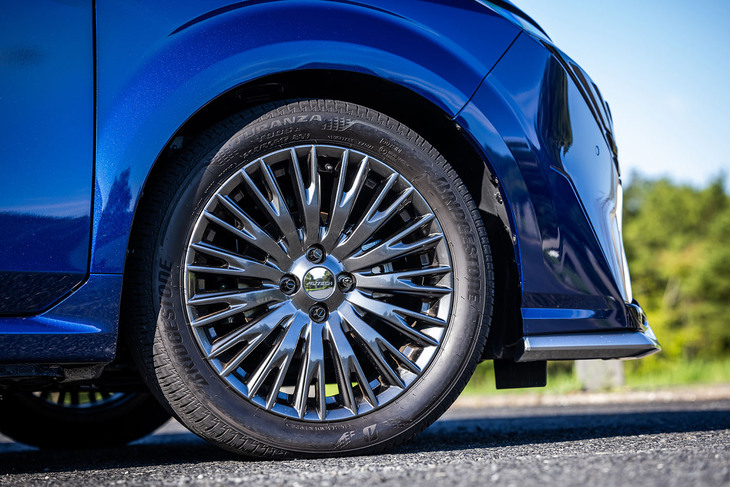 ダーク金属調塗装で仕上げられた17インチサイズの「ノート オーラAUTECH」専用アルミホイール。今回の試乗車は205/50R17サイズの「ブリヂストン・トランザT005 A」タイヤを組み合わせていた。