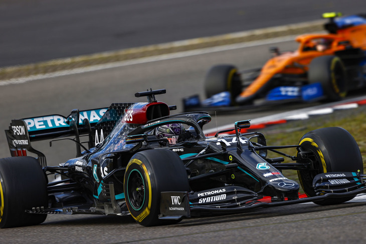 予選では僚友バルテリ・ボッタスに負けたもののフロントローにはつくことができたハミルトン（写真）。これでメルセデスチームとしては通算72回目、エンジンメーカーとしては400回目の最前列独占である。レースでは2位走行中にボッタスのロックアップを見逃さず首位を奪うと、バーチャルセーフティーカーのタイミングでタイヤ交換を行い、またセーフティーカー後の再スタートも難なく決め、今季7勝目を飾った。出走260戦で通算91勝目は、ミハエル・シューマッハーの最多勝利記録に並ぶ大記録。ボッタスがリタイアしたことで、今季のチャンピオンシップでのリードは69点にまで拡大した。（Photo=Mercedes）