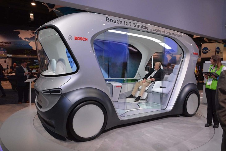 こちらはボッシュの、IoT（Internet of Things）を活用するシェア型EV。ダイムラーとカリフォルニアで自動運転の実証実験を行うと発表した。