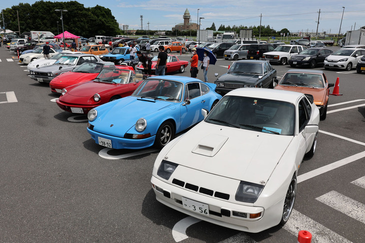 前2列がイベント参加車両。手前の「ポルシェ944」はグループ4ホモロゲーションモデルの「924カレラGT」風にモディファイされている。