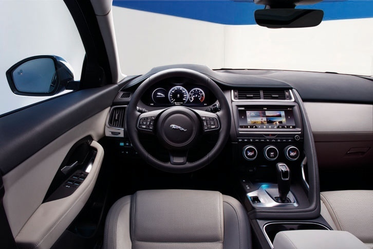 インテリアは「Fタイプ」に対するオマージュに満ちている。