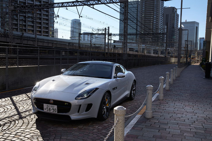 日本仕様で4WDが選べるのは、今回試乗した「Fタイプ R AWD クーペ」のみ。また2016年のジュネーブショーで発表される予定の高性能モデル「SVR」も、駆動方式は4WDとなる。