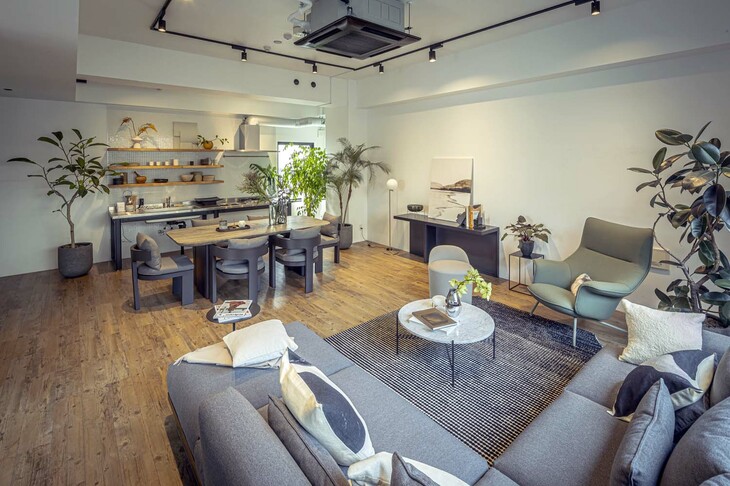 こちらは待合室の様子。会場の調度品は、いずれも今回のイベントのためにそろえられたものだという。