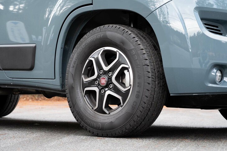 キャンピングカー用タイヤの「コンチネンタル・バンコキャンパー」を履く。サイドウォールはキャンピングカーのイラスト入り。