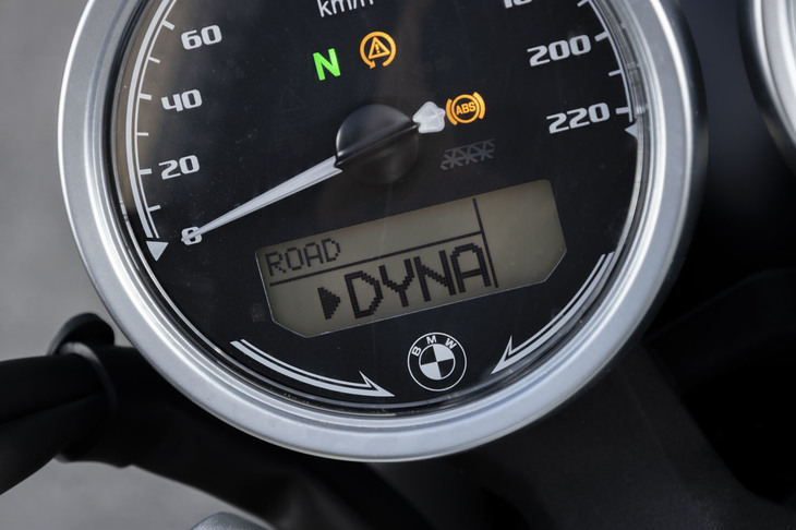 ライディングモードは「レイン」「ロード」「ダイナ」の3種類。BMWの関係者によると、最もアグレッシブな「ダイナ」が、従来モデルのスロットル特性に近いという。
