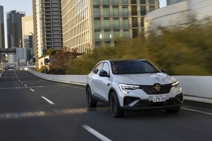WLTCモードの燃費は同じルノーの「キャプチャーE-TECHフルハイブリッド」と並んで輸入車2位タイの22.8km/リッター。1位も同じルノーの「ルーテシアE-TECHフルハイブリッド」だ。
