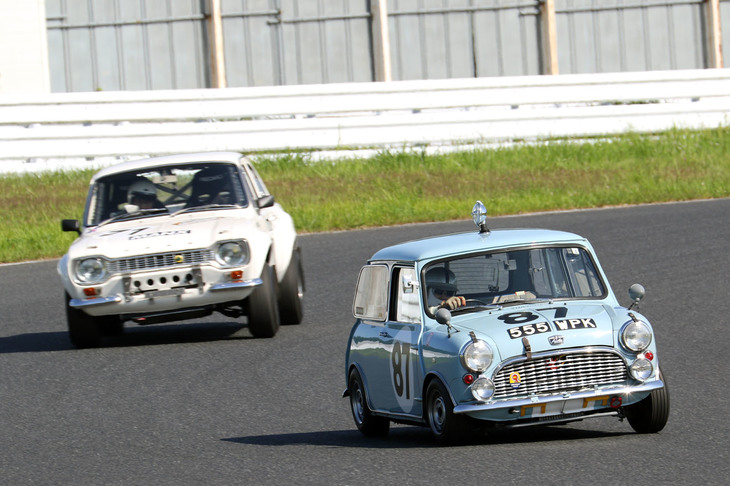 終始激しいバトルを見せた1959年「オースチン・セブン」（最初期型の「Mini」）と1970年「フォード・エスコート ツインカム」。予選順位は前者が3位、後者が2位で、決勝もそのまま展開していったが、中盤で逆転した。