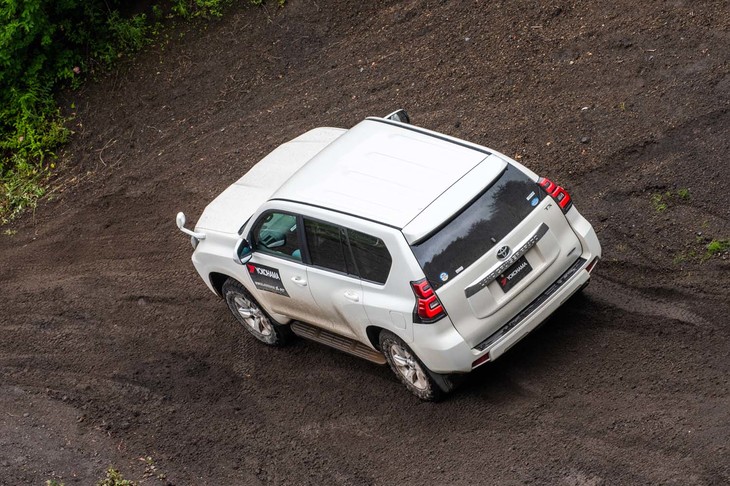 「トヨタ・ランドクルーザープラド」で急勾配をのぼる。左右にも傾斜のあるキツいコース設定だったが、こちらもあっけなくのぼりきることができた。