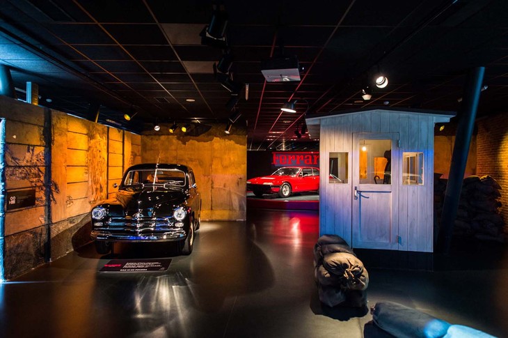 珍しい一台、「ガズM-20ポベダ」。ロシア（ソ連）で1957年に製作された自動車。ガズ（GAZ：Gorkovska Automobile Zadov）は1932年に設立されたメーカーで、「ヴォルガ（Volga）」や「チャイカ（Cjajka）」を生み出したようだ。勝利を意味するポベダ（Pobeda）はレーニンの足として使われたらしい。アメリカあり、ロシアあり。社会変化のなかで自動車の変遷を見せるというコンセプトが遺憾なく発揮されている。