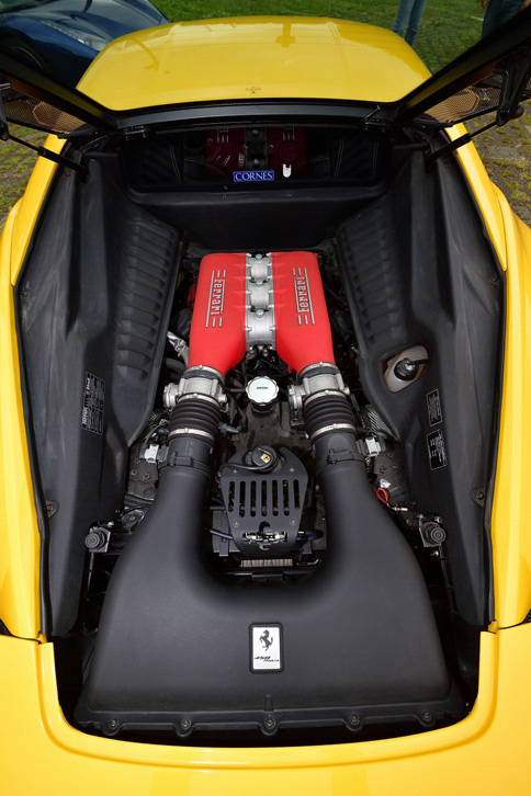 「458イタリア」の心臓部。4.5リッターV8の高回転高出力型自然吸気エンジンが、筆者のお気に入り。（写真＝池之平昌信）