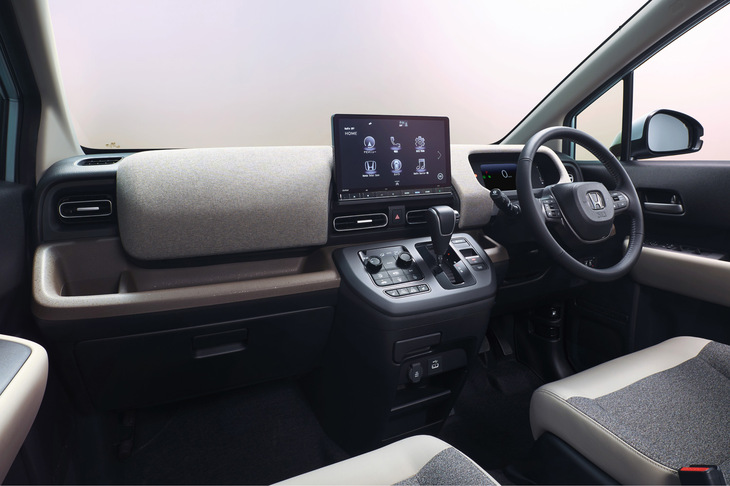 新型「フリード エアー」のインストゥルメントパネルまわり。角の丸い、柔らかいデザインのダッシュボードなどが魅力的。