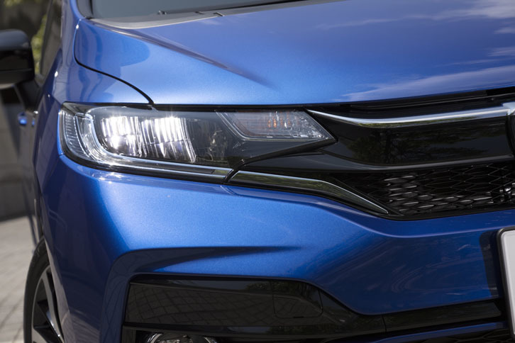 インラインタイプのLEDヘッドライトも主要グレードで標準装備となった。