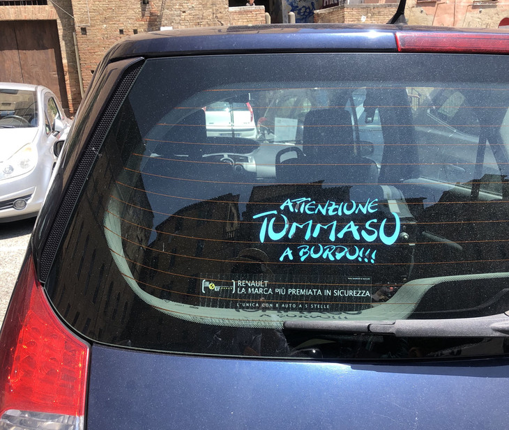 イラストなしで「気をつけろ、トンマーゾ乗車中!!!」と、子どもの名前を表示するステッカーも。