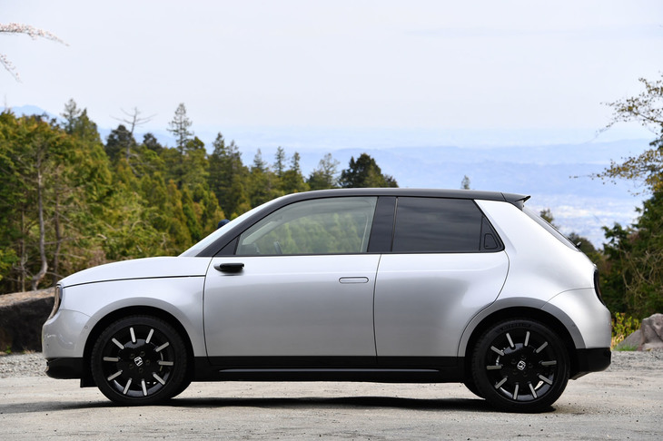 【ホンダeアドバンス】
	ボディーサイズ：全長×全幅×全高＝3895×1750×1510mm／ホイールベース：2530mm／車重：1540kg／駆動方式：RWD／モーター：交流同期電動機／最高出力：154PS（113kW）/3497-1万rpm／最大トルク：315N・m（32.1kgf・m）/0-2000rpm／タイヤ：（前）205/45ZR17 88Y XL／（後）225/45ZR17 94Y XL（ミシュラン・パイロットスポーツ4）／一充電最大走行可能距離：259km（WLTCモード）／交流電力量消費率：138Wh/km（WLTCモード）／価格：495万円
	
	【取材時の電費データ】
	テスト距離：268.8km（市街地2：高速道路6：山岳路2）／参考電力消費率：5.1km/kWh（車載電費計計測値）