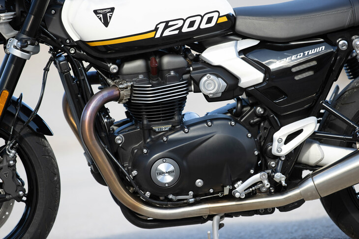 1197ccの排気量を持つ並列2気筒SOHCエンジン。今回の改良では最高出力を100PS/7250rpmから105PS/7750rpmにアップ。高出力化、高回転化が図られた。