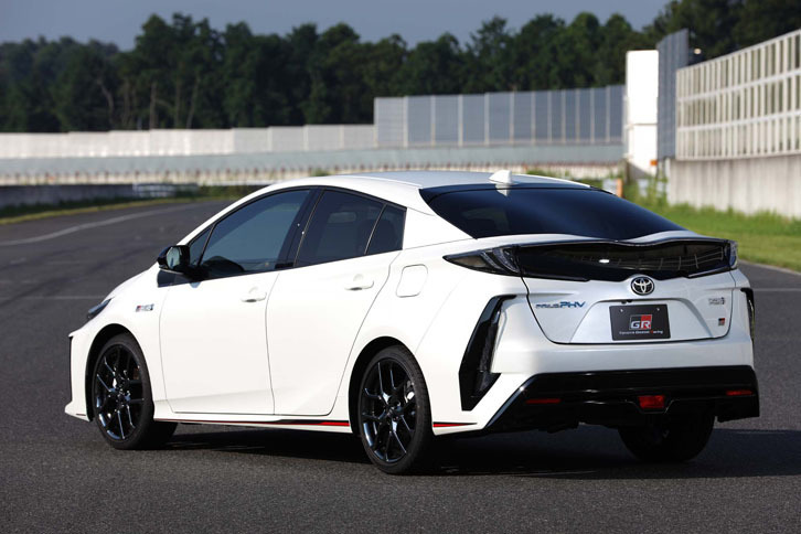 「プリウスPHV」の“GRスポーツ”は、クリアタイプのリアランプやガーニッシュを装着。一段と個性が強められている。