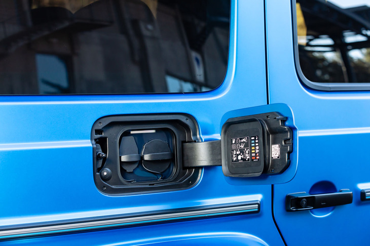 充電ポートは車体の右側に備わっている。最大出力150kWまでの急速充電と6kWまでの普通充電に対応するが、普通充電の場合は0-100％に20時間近くを要することになる。