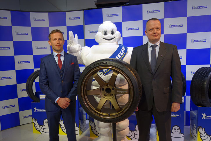 左からロニー・クインタレッリ選手、ビバンダム（ミシュランマン）、日本ミシュランタイヤのポール・ペリニオ代表取締役社長。