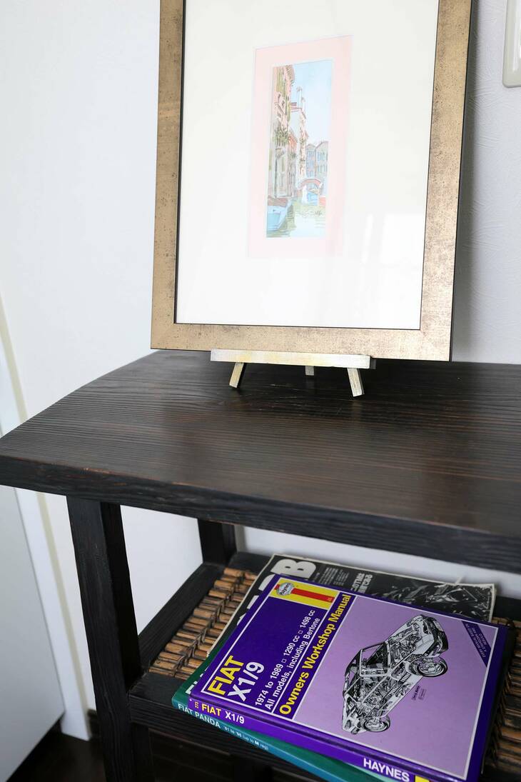 棚にはさりげなくヘインズのオーナーズワークショップマニュアルが置かれていたりする。