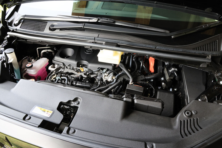 2.5リッター直4エンジンをベースとするプラグインハイブリッドユニットは、システム最高出力306PSを誇る。エンジン単体では177PS、フロントモーターは182PS、リアモーターは54PSの最高出力をそれぞれ発生する。