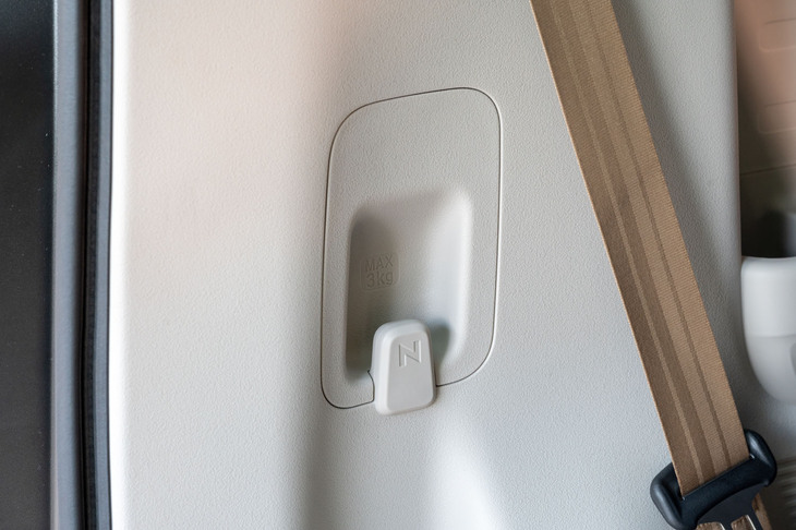 ラゲッジ側面にあるフックに刻まれた「N」のロゴ。このほかフューエルリッドの内側などにも隠されている。