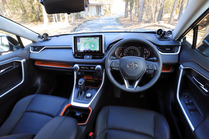 オレンジ／シルバー色の加飾をインストゥルメントパネルに採用している「アドベンチャー」グレード。