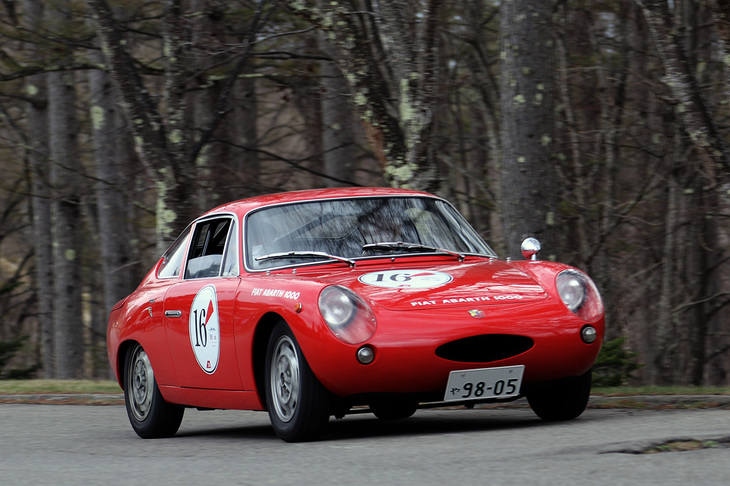 1963年「フィアット・アバルト1000ビアルベロ」。このアングルからは分からないが、ダックテールのリアスタイルが特徴。ビアルベロとはイタリア語で“ツインカム”の意味。