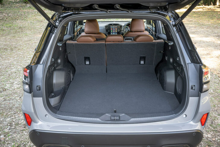 荷室は幅1250mmの大開口が自慢。ユーティリティーナットやコンセント、キックセンサー式ハンズフリーパワーリアゲートなども用意される。