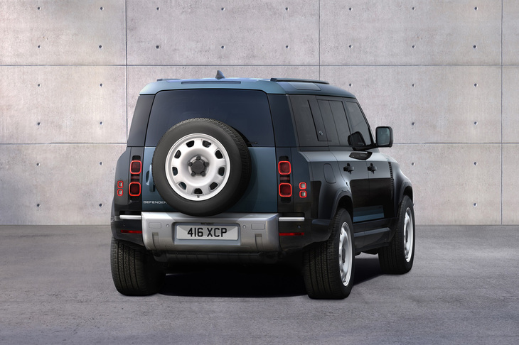 「カウンティ エクステリアパック」には、グロスホワイトに塗られたスチール製の20インチ“スタイル9013”ホイールが採用される。