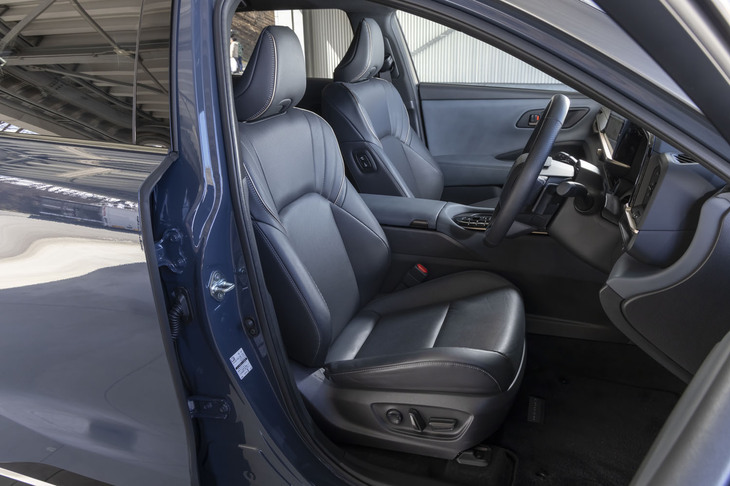 シートの形状自体は同じだが、最低地上高が「クロスオーバー」より15mm高い160mmに設定されているため、乗り込みやすさがアップしている。