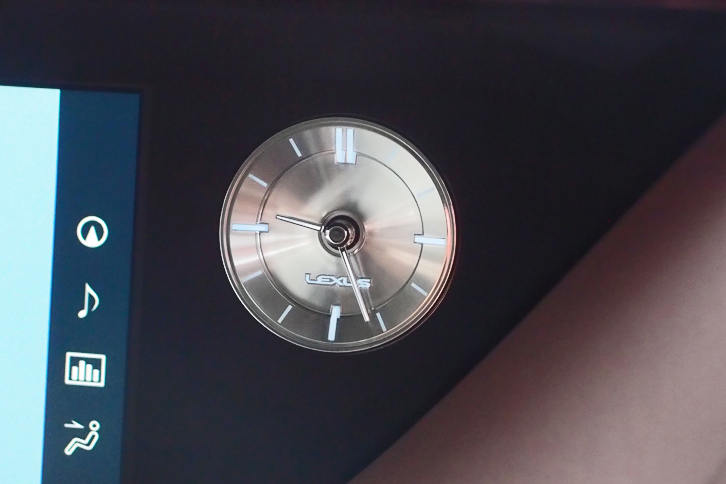 LS500h“バージョンL”（アナログクロック）