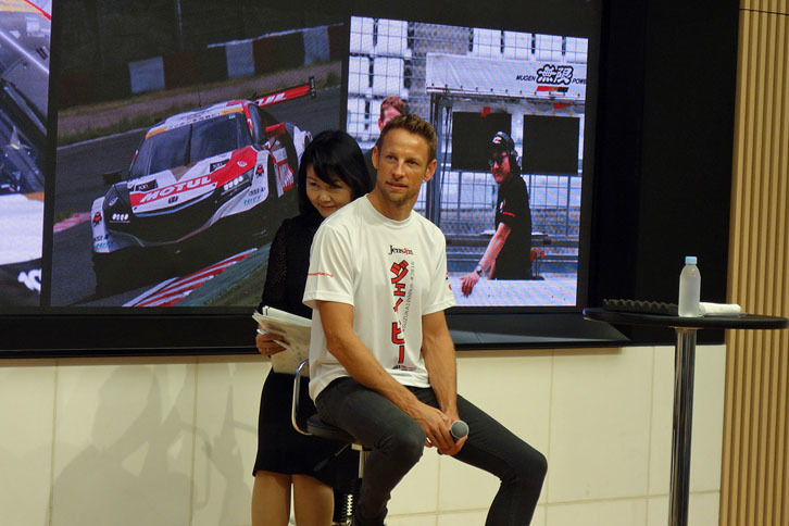 F1とSUPER GTの違いについて聞かれたバトン選手は、「F1では同じチームでもドライバー同士はライバルだけど、SUPER GTでは仲間同士になる。それが楽しい」と話した。