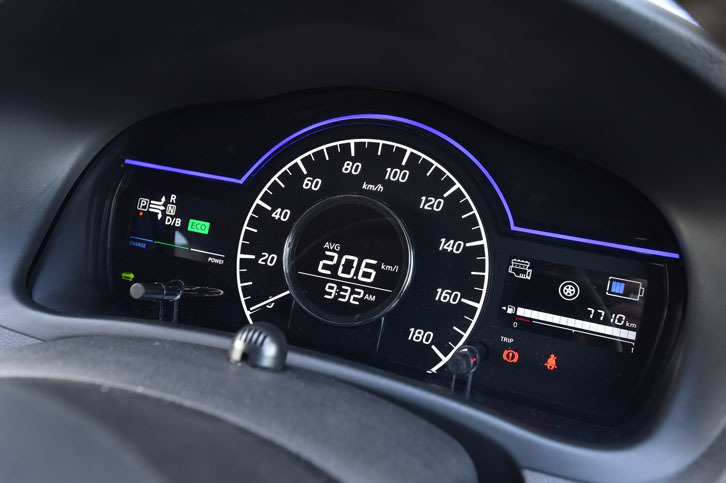 「ファインビジョンメーター」と名付けられた「e-POWER」の計器盤。エネルギーフローやバッテリーの残量が表示される。