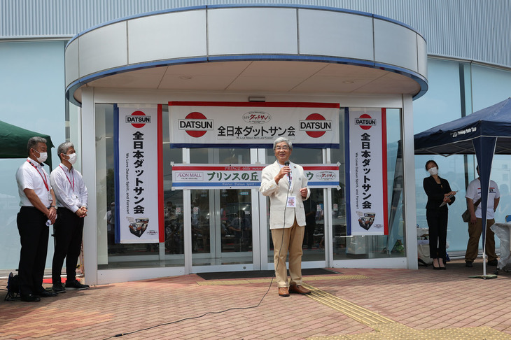 開会式にてあいさつする全日本ダットサン会の佐々木徳治郎会長。