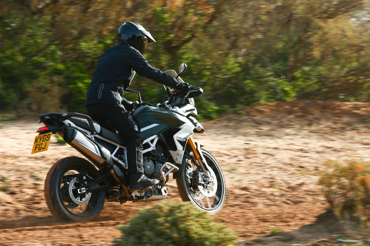 不等間隔爆発がもたらすトラクションの高さと、トラクションのかかり具合の“分かりやすさ”が、オフロードにおける「タイガー900」の扱いやすさにつながっている。