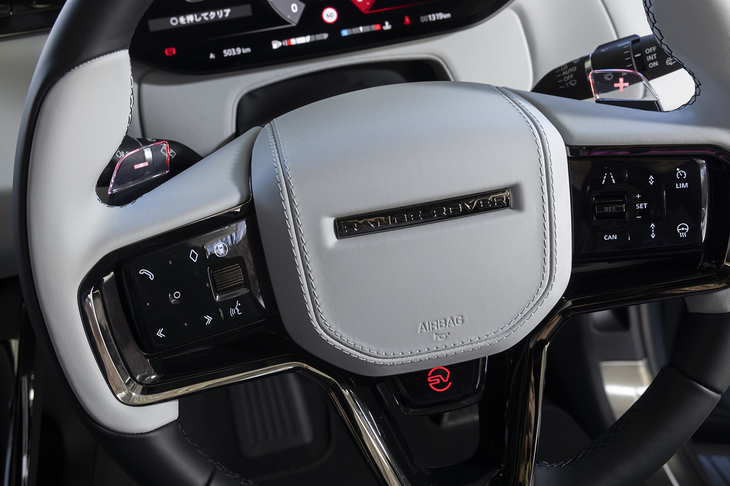 ステアリングホイールは今どきとしては細身のリムが握りやすい。ホーンパッド下の赤いボタンを押すと最もハードなドライブモードの「SV」に切り替わる。