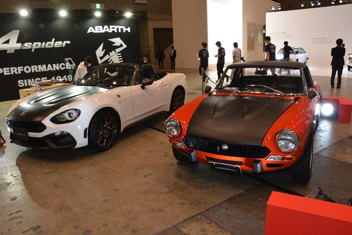 「アバルト124スパイダー」（左）と1973年式「フィアット・アバルト124スパイダー ラリー」（右）。