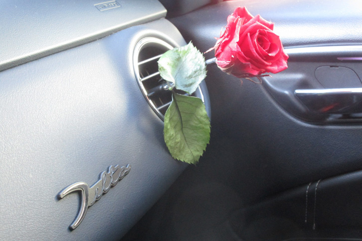 「デルタ」のインテリアには赤いバラも似合ってしまうが、「エクストレイル」では……。