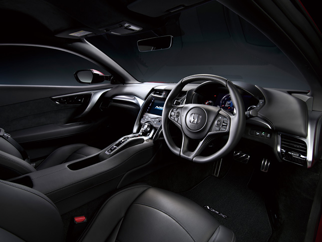 新型「NSX」のインテリア。ピラーの断面形状やサイドミラーの位置、ダッシュボードの形状などを工夫することで、広い視界を確保している。