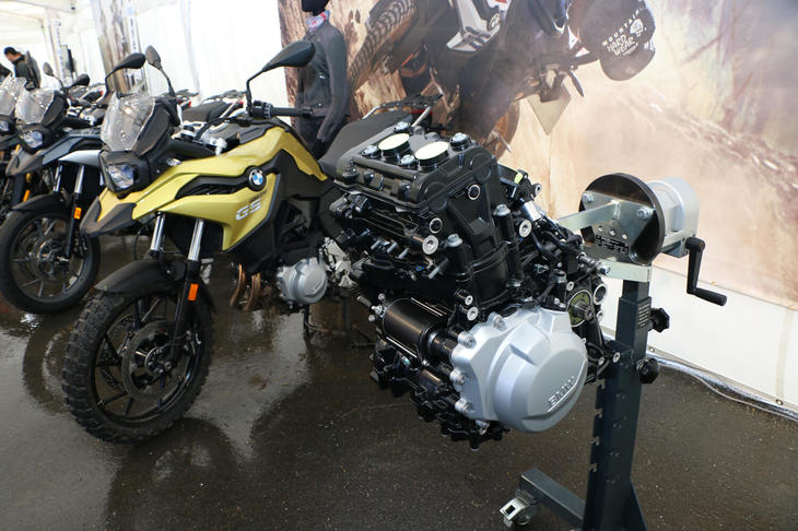 「F750GS」「F850GS」に搭載される新エンジンも展示。853㏄の水冷式並列2気筒で、750仕様のスペックは77ps／83Nm。850仕様のスペックは 95ps／92Nmとなっている。このエンジンの魅力のひとつとして、90°オフセットされたクランクピンと点火間隔270／450°のクランクシャフトを採用したことで生まれる、パワフルで官能的なサウンドが紹介された。
