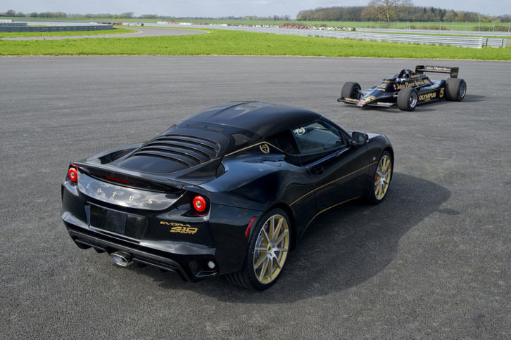 「ロータス・エヴォーラ スポーツ410 GPエディション」と往年のF1マシン「ロータス79」。