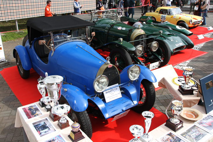 特別展示車両。左から1927年「ブガッティT38」、1924年「ベントレー3リッター スピード」、1954年「ロータスMk8」そしてホンダコレクションホール所蔵の1965年「ブラバム・ホンダBT16」と1968年「ホンダS800レーシング」。