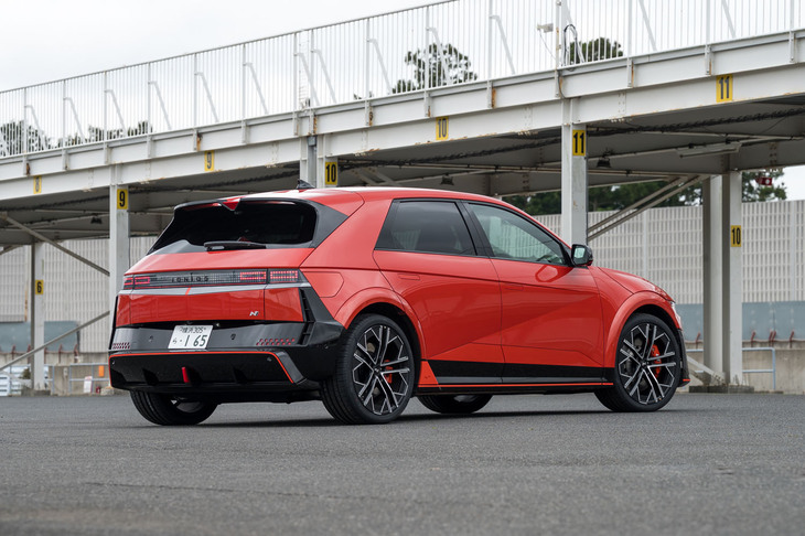 ボディーのスリーサイズは全長×全幅×全高＝4715×1940×1625mm。小型ハッチバックのように見えてかなり大きい。ホイールベースは3000mmもある。