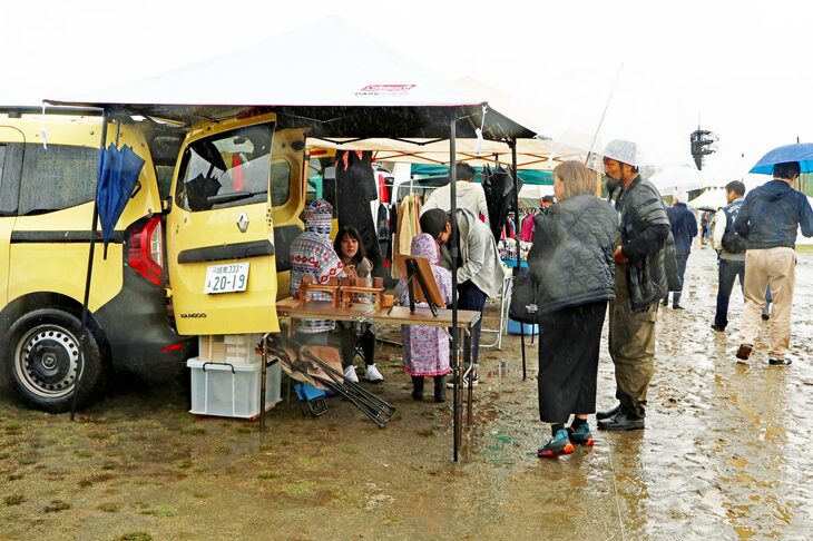 例年は、参加者の「ルノー・カングー」を見学しつつ散策を楽しめるフリマブースも、今年は雨に苦労の様子。しかし誰もが大型テントやテーブルなどを持参しており、あらためてカングーの積載力の高さを実感した。