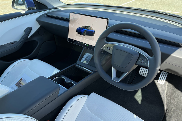 テスラは元からボタンがほとんどなかったけど、進化した「モデル3」ではいつのまにかウインカーレバーがなくなり、ついにはシフトレバーもなくなっていた。