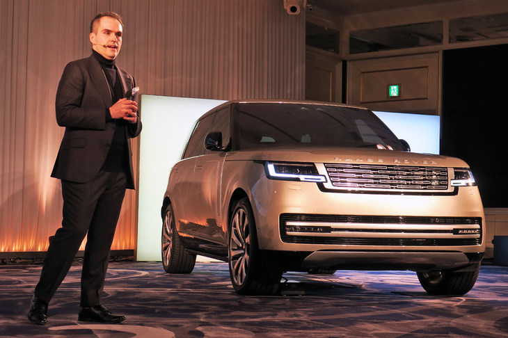デザイン面における新型「レンジローバー」の特徴を説明するマシュー・スリース氏。